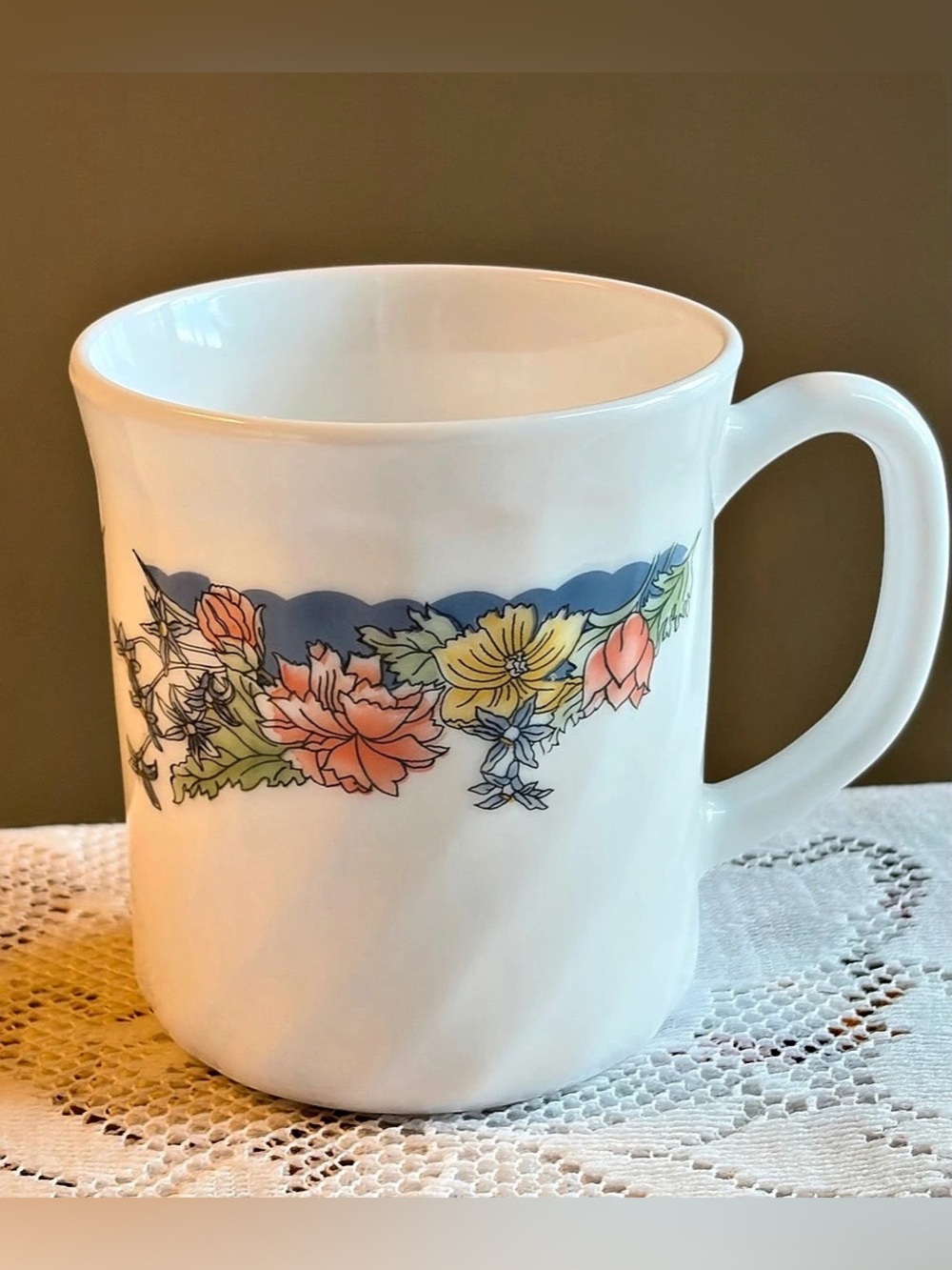 3/$30✨🌼Vintage Arcopal France Milk Glass Floral Coffee Mug Country Flowers